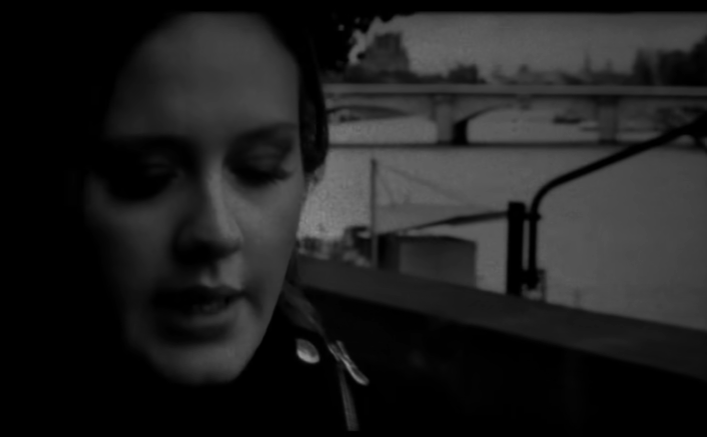 Someone Like You de Adele de que trata y a quien va dirigido.
